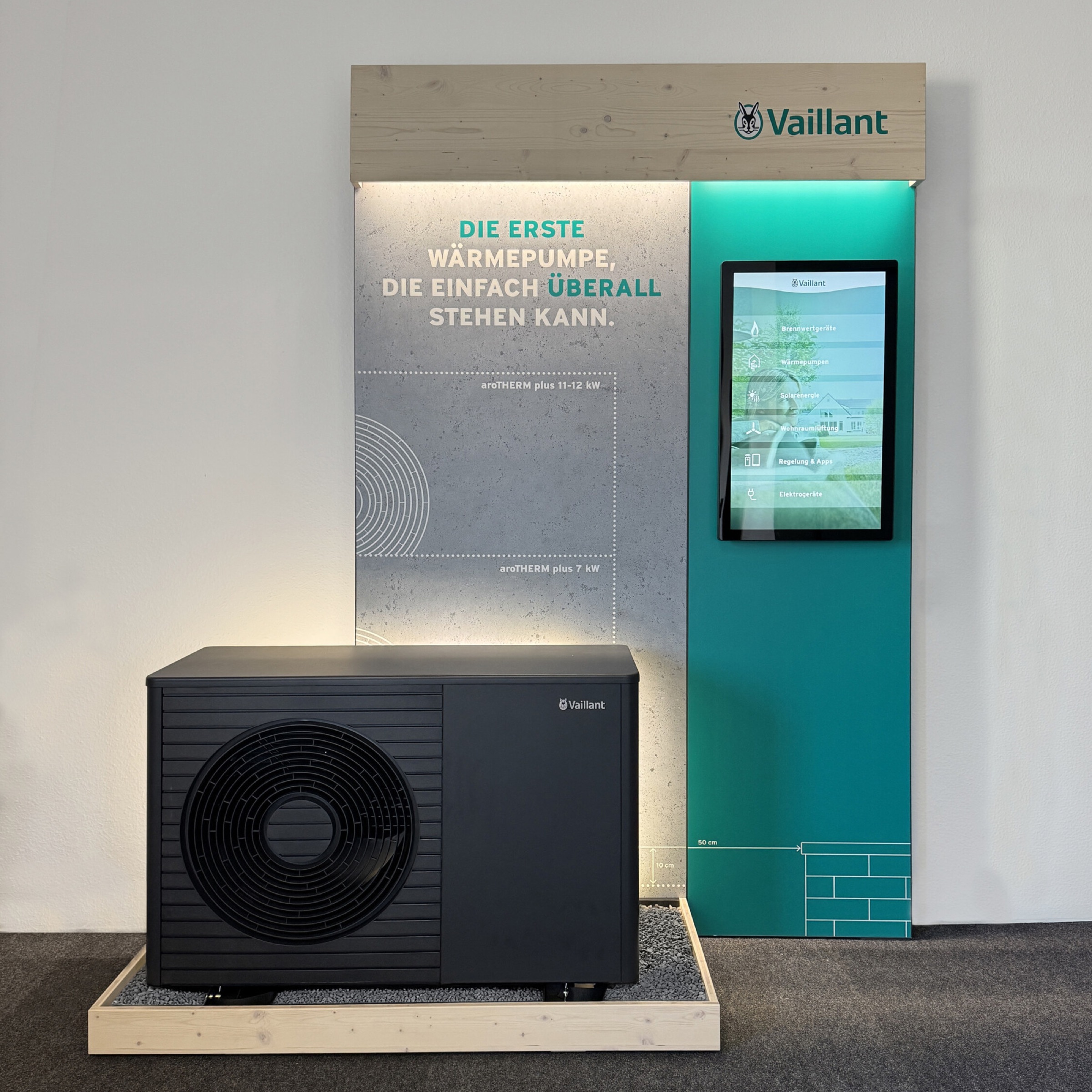 Vaillant aroTHERM Wärmepumpe vor einem Vaillant-Messeaufsteller